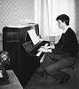 Студент из ГДР  (не помню фамилию) радует слух зрителей игрой на фортепиано